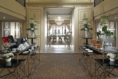 Miniature Location salle Paris 16 (Paris) - Shangri - La Paris #21 Entrée d'un hôtel de luxe avec une plaque indiquant ’Shangri-La Paris’, entourée d'une architecture élégante.