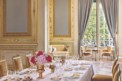 Miniature Location salle Paris 16 (Paris) - Shangri - La Paris #23 Entrée d'un hôtel de luxe avec une plaque indiquant ’Shangri-La Paris’, entourée d'une architecture élégante.