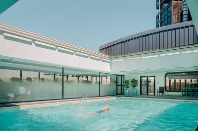 Miniature Fitness Vue de Paris à travers une fenêtre, montrant la Seine, un bâtiment moderne et l'horizon urbain avec des gratte-ciels.