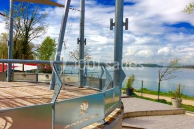 Foule dans une discothèque éclairée par des lumières bleues, avec une ambiance festive et un panneau lumineux au premier…