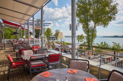 Foule dans une discothèque éclairée par des lumières bleues, avec une ambiance festive et un panneau lumineux au premier…