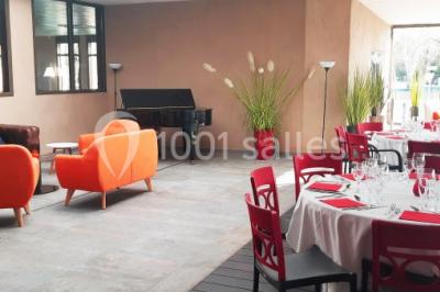 Foule dans une discothèque éclairée par des lumières bleues, avec une ambiance festive et un panneau lumineux au premier…