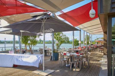 Foule dans une discothèque éclairée par des lumières bleues, avec une ambiance festive et un panneau lumineux au premier…
