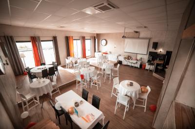 Foule dans une discothèque éclairée par des lumières bleues, avec une ambiance festive et un panneau lumineux au premier…