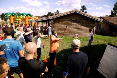 Foule dans une discothèque éclairée par des lumières bleues, avec une ambiance festive et un panneau lumineux au premier…