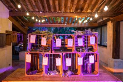 Miniature Location salle Gémenos (Bouches-du-Rhône) - Moulin de Gemenos #8 Salle de réception avec tables rondes dressées, nappes blanches, chaises en bois et décoration florale.