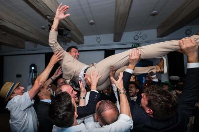 Miniature Location salle Gémenos (Bouches-du-Rhône) - Moulin de Gemenos #9 Salle de réception avec tables rondes dressées, nappes blanches, chaises en bois et décoration florale.