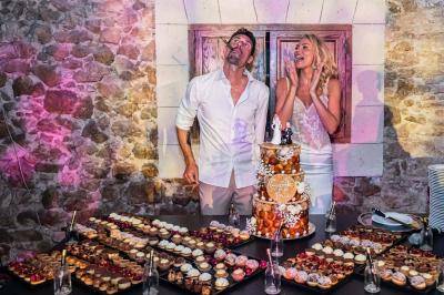 Miniature Location salle Gémenos (Bouches-du-Rhône) - Moulin de Gemenos #6 Salle de réception avec tables rondes dressées, nappes blanches, chaises en bois et décoration florale.