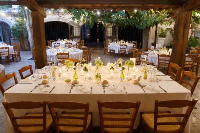 Miniature Location salle Gémenos (Bouches-du-Rhône) - Moulin de Gemenos #19 Salle de réception avec tables rondes dressées, nappes blanches, chaises en bois et décoration florale.