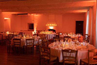 Miniature Location salle Gémenos (Bouches-du-Rhône) - Moulin de Gemenos #21 Salle de réception avec tables rondes dressées, nappes blanches, chaises en bois et décoration florale.