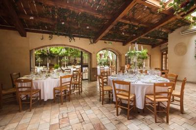 Miniature Location salle Gémenos (Bouches-du-Rhône) - Moulin de Gemenos #14 Salle de réception avec tables rondes dressées, nappes blanches, chaises en bois et décoration florale.