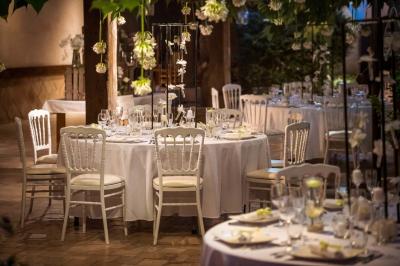 Miniature Location salle Gémenos (Bouches-du-Rhône) - Moulin de Gemenos #24 Salle de réception avec tables rondes dressées, nappes blanches, chaises en bois et décoration florale.