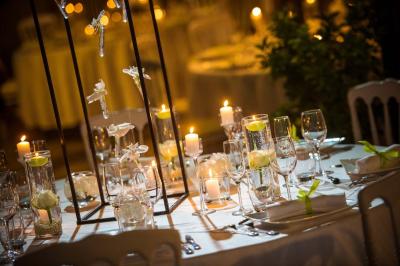 Miniature Location salle Gémenos (Bouches-du-Rhône) - Moulin de Gemenos #25 Salle de réception avec tables rondes dressées, nappes blanches, chaises en bois et décoration florale.