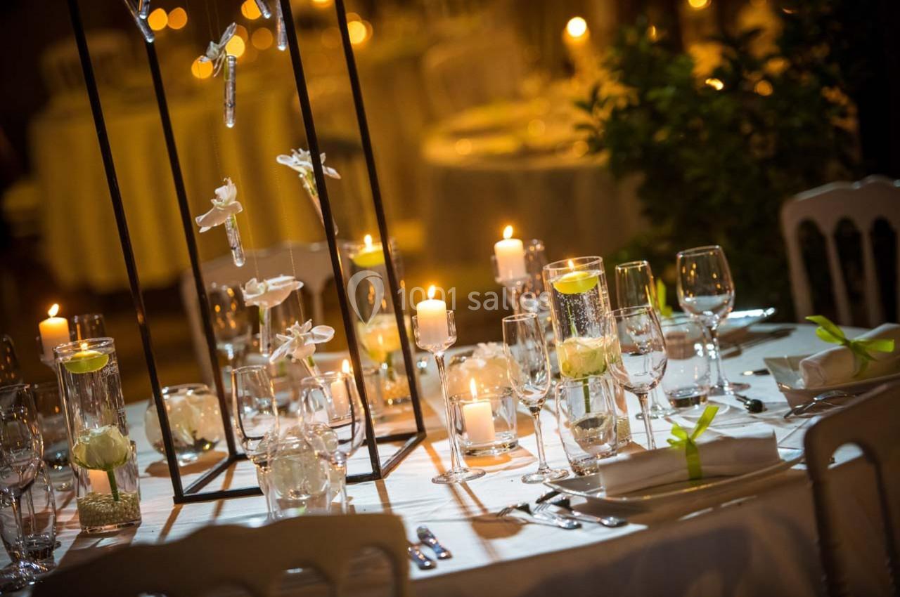 Location salle Gémenos (Bouches-du-Rhône) - Moulin de Gemenos #25 Table élégamment dressée avec bougies, verres, serviettes pliées et décorations florales dans une ambiance tamisée.