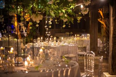 Miniature Location salle Gémenos (Bouches-du-Rhône) - Moulin de Gemenos #27 Salle de réception avec tables rondes dressées, nappes blanches, chaises en bois et décoration florale.