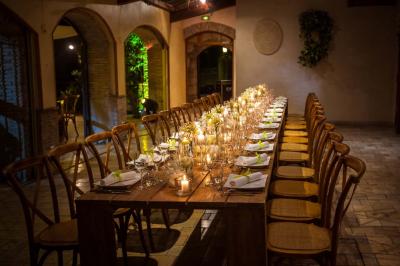 Miniature Location salle Gémenos (Bouches-du-Rhône) - Moulin de Gemenos #29 Salle de réception avec tables rondes dressées, nappes blanches, chaises en bois et décoration florale.