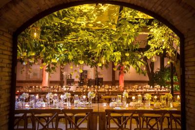 Miniature Location salle Gémenos (Bouches-du-Rhône) - Moulin de Gemenos #30 Salle de réception avec tables rondes dressées, nappes blanches, chaises en bois et décoration florale.