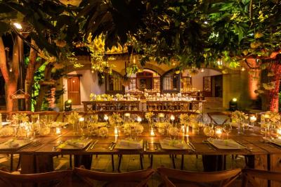 Miniature Location salle Gémenos (Bouches-du-Rhône) - Moulin de Gemenos #32 Salle de réception avec tables rondes dressées, nappes blanches, chaises en bois et décoration florale.