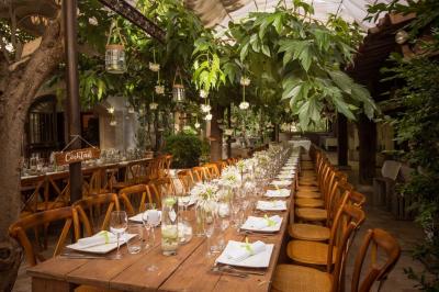 Miniature Location salle Gémenos (Bouches-du-Rhône) - Moulin de Gemenos #35 Salle de réception avec tables rondes dressées, nappes blanches, chaises en bois et décoration florale.