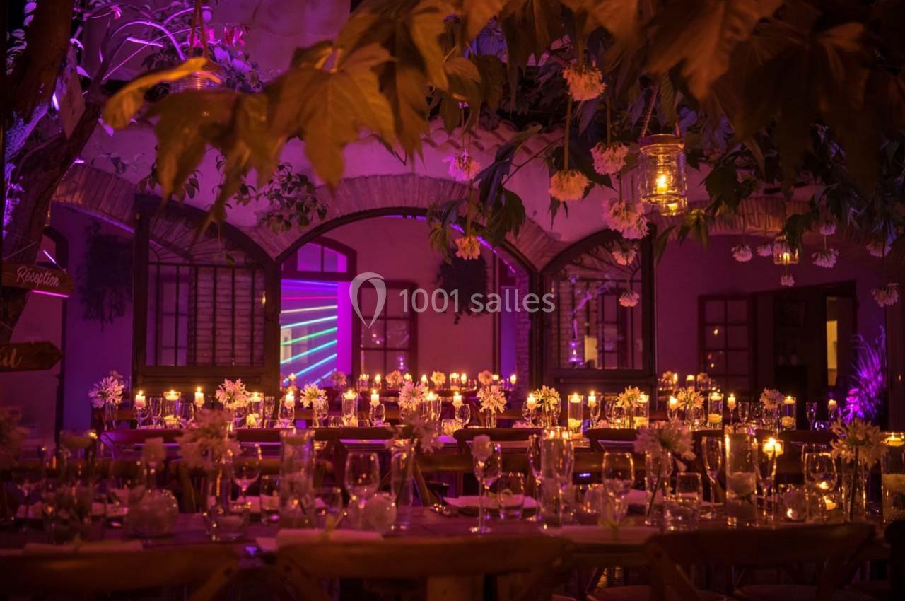 Location salle Gémenos (Bouches-du-Rhône) - Moulin de Gemenos #39 Salle décorée pour un dîner, éclairée par des bougies et des lumières tamisées, avec des tables ornées de fleurs.