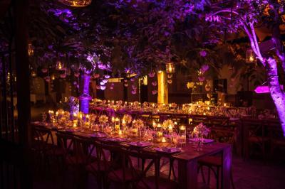 Miniature Location salle Gémenos (Bouches-du-Rhône) - Moulin de Gemenos #40 Salle de réception avec tables rondes dressées, nappes blanches, chaises en bois et décoration florale.