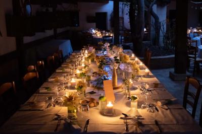 Miniature Location salle Gémenos (Bouches-du-Rhône) - Moulin de Gemenos #42 Salle de réception avec tables rondes dressées, nappes blanches, chaises en bois et décoration florale.