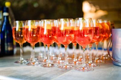 Miniature Location salle Gémenos (Bouches-du-Rhône) - Moulin de Gemenos #43 Salle de réception avec tables rondes dressées, nappes blanches, chaises en bois et décoration florale.