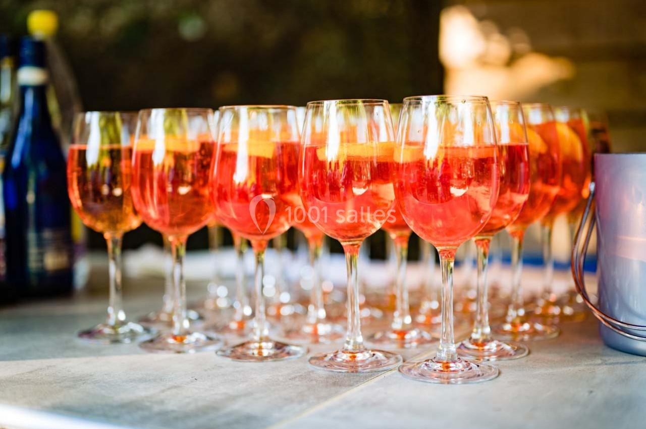 Location salle Gémenos (Bouches-du-Rhône) - Moulin de Gemenos #43 Verres de cocktail orange garnis de tranches d'orange, alignés sur une table en extérieur.