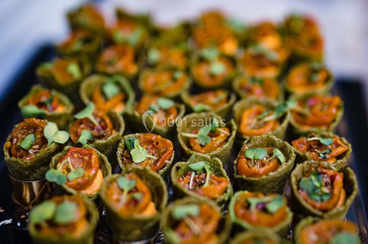 Location salle Gémenos (Bouches-du-Rhône) - Moulin de Gemenos #44 Petits roulés végétariens garnis de légumes colorés et décorés de jeunes pousses, présentés sur un plateau.