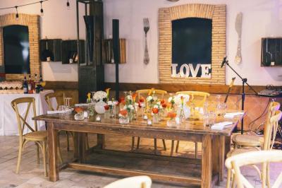 Miniature Location salle Gémenos (Bouches-du-Rhône) - Moulin de Gemenos #47 Salle de réception avec tables rondes dressées, nappes blanches, chaises en bois et décoration florale.
