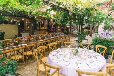 Miniature Location salle Gémenos (Bouches-du-Rhône) - Moulin de Gemenos #48 Salle de réception avec tables rondes dressées, nappes blanches, chaises en bois et décoration florale.