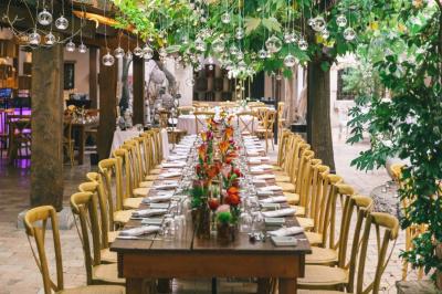 Miniature Location salle Gémenos (Bouches-du-Rhône) - Moulin de Gemenos #49 Salle de réception avec tables rondes dressées, nappes blanches, chaises en bois et décoration florale.