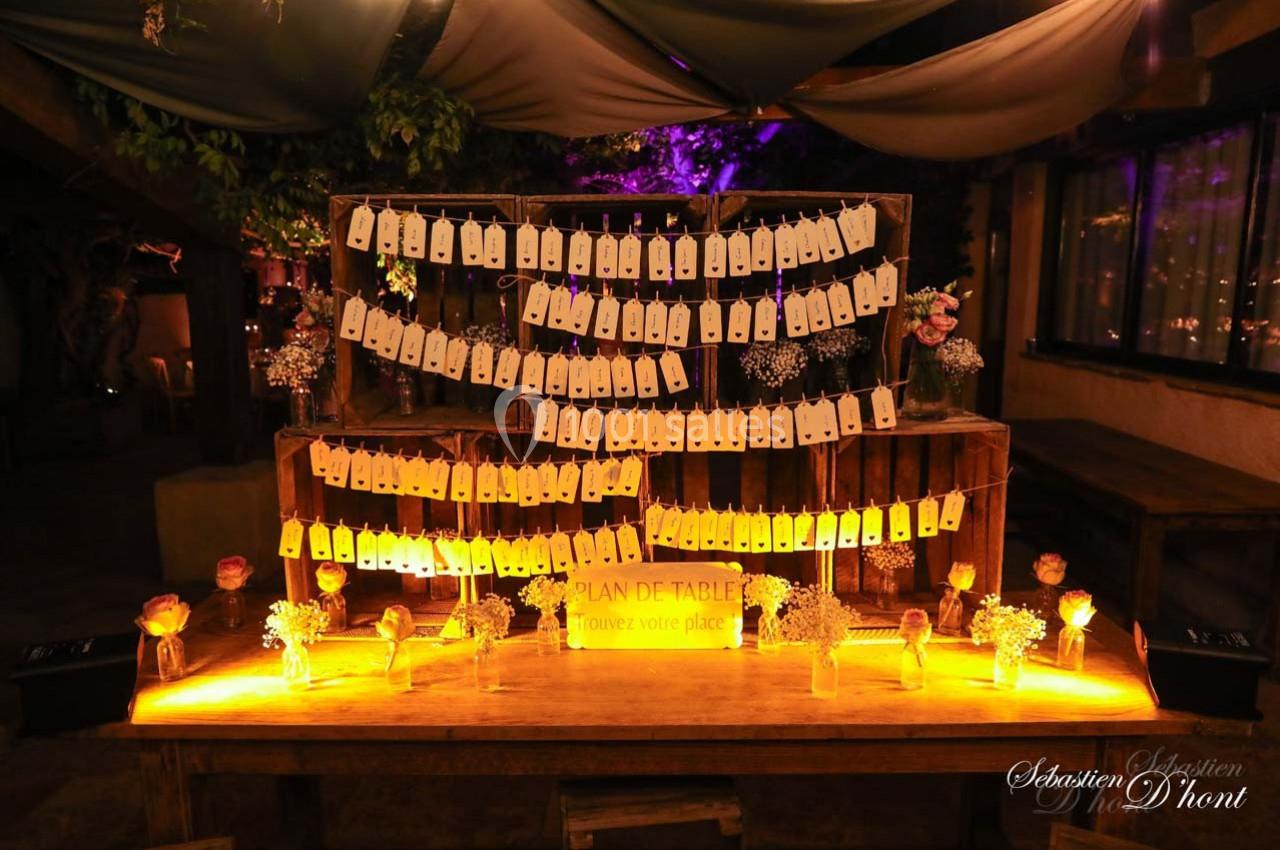 Location salle Gémenos (Bouches-du-Rhône) - Moulin de Gemenos #50 Plan de table lumineux avec étiquettes suspendues, entouré de décorations florales dans une ambiance tamisée.