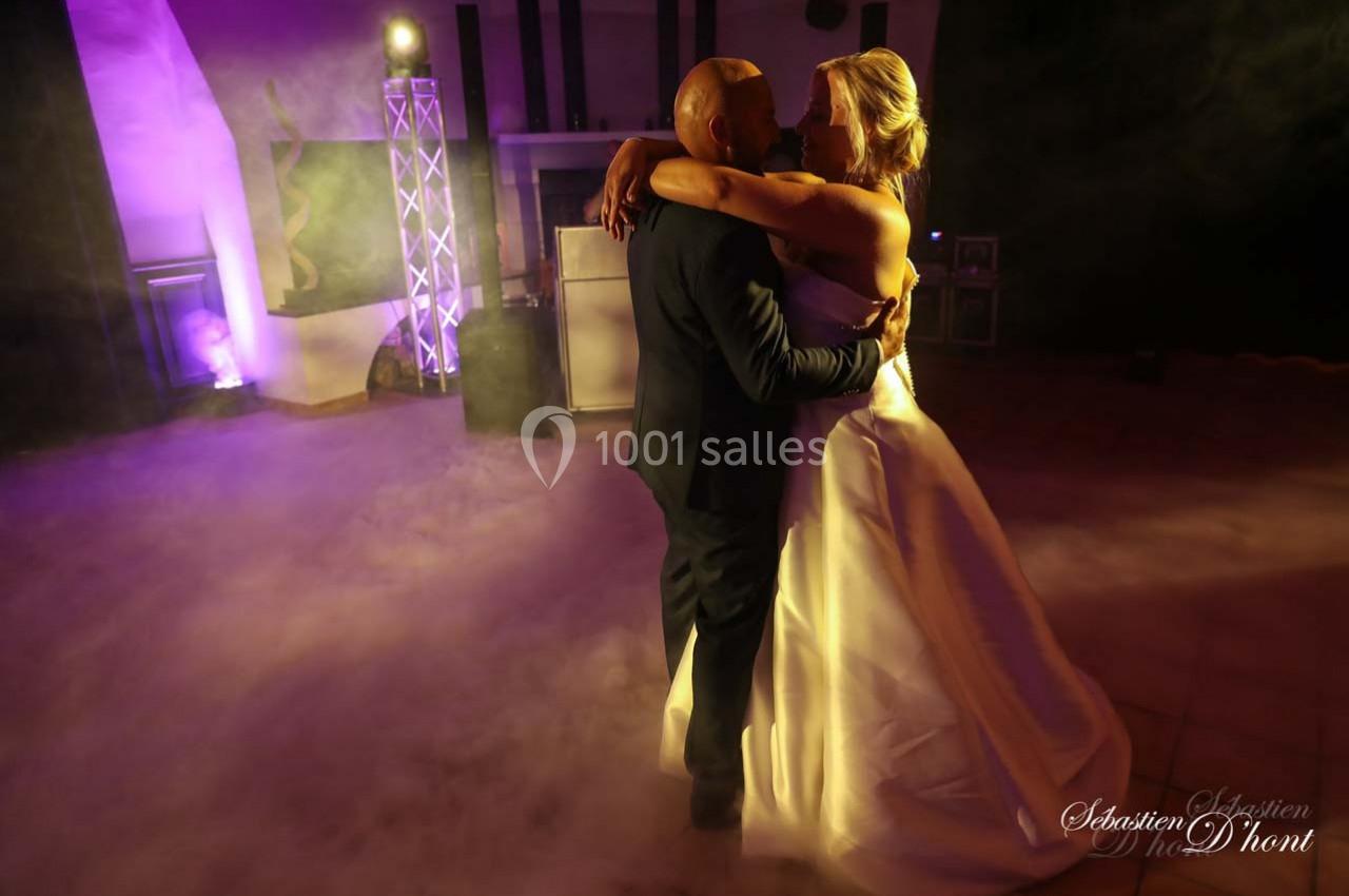 Location salle Gémenos (Bouches-du-Rhône) - Moulin de Gemenos #51 Un couple danse dans une ambiance tamisée avec éclairage violet et fumée au sol.