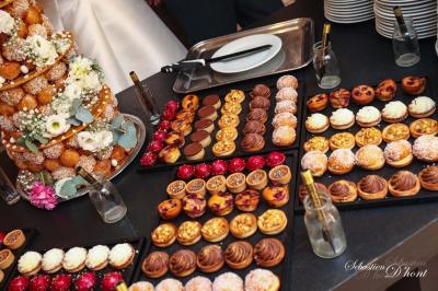 Miniature Location salle Gémenos (Bouches-du-Rhône) - Moulin de Gemenos #52 Salle de réception avec tables rondes dressées, nappes blanches, chaises en bois et décoration florale.