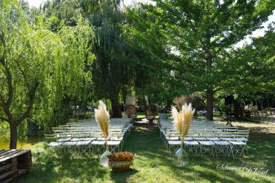 Miniature Location salle Gémenos (Bouches-du-Rhône) - Moulin de Gemenos #53 Salle de réception avec tables rondes dressées, nappes blanches, chaises en bois et décoration florale.
