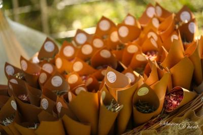 Miniature Location salle Gémenos (Bouches-du-Rhône) - Moulin de Gemenos #54 Salle de réception avec tables rondes dressées, nappes blanches, chaises en bois et décoration florale.