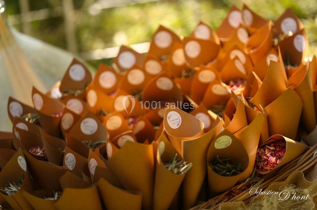 Location salle Gémenos (Bouches-du-Rhône) - Moulin de Gemenos #54 Cônes en papier kraft remplis de pétales colorés disposés sur une table en extérieur.