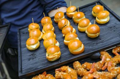 Miniature Location salle Gémenos (Bouches-du-Rhône) - Moulin de Gemenos #57 Salle de réception avec tables rondes dressées, nappes blanches, chaises en bois et décoration florale.