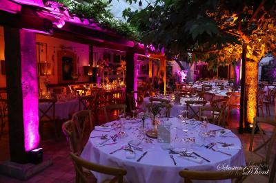 Miniature Location salle Gémenos (Bouches-du-Rhône) - Moulin de Gemenos #59 Salle de réception avec tables rondes dressées, nappes blanches, chaises en bois et décoration florale.