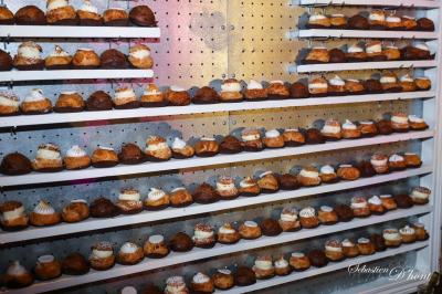 Miniature Location salle Gémenos (Bouches-du-Rhône) - Moulin de Gemenos #60 Salle de réception avec tables rondes dressées, nappes blanches, chaises en bois et décoration florale.