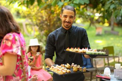 Miniature Location salle Gémenos (Bouches-du-Rhône) - Moulin de Gemenos #61 Salle de réception avec tables rondes dressées, nappes blanches, chaises en bois et décoration florale.