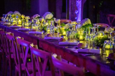 Miniature Location salle Gémenos (Bouches-du-Rhône) - Moulin de Gemenos #62 Salle de réception avec tables rondes dressées, nappes blanches, chaises en bois et décoration florale.