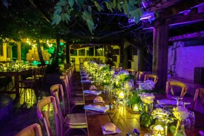 Miniature Location salle Gémenos (Bouches-du-Rhône) - Moulin de Gemenos #65 Salle de réception avec tables rondes dressées, nappes blanches, chaises en bois et décoration florale.