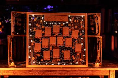 Miniature Location salle Gémenos (Bouches-du-Rhône) - Moulin de Gemenos #67 Salle de réception avec tables rondes dressées, nappes blanches, chaises en bois et décoration florale.