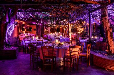 Miniature Location salle Gémenos (Bouches-du-Rhône) - Moulin de Gemenos #68 Salle de réception avec tables rondes dressées, nappes blanches, chaises en bois et décoration florale.