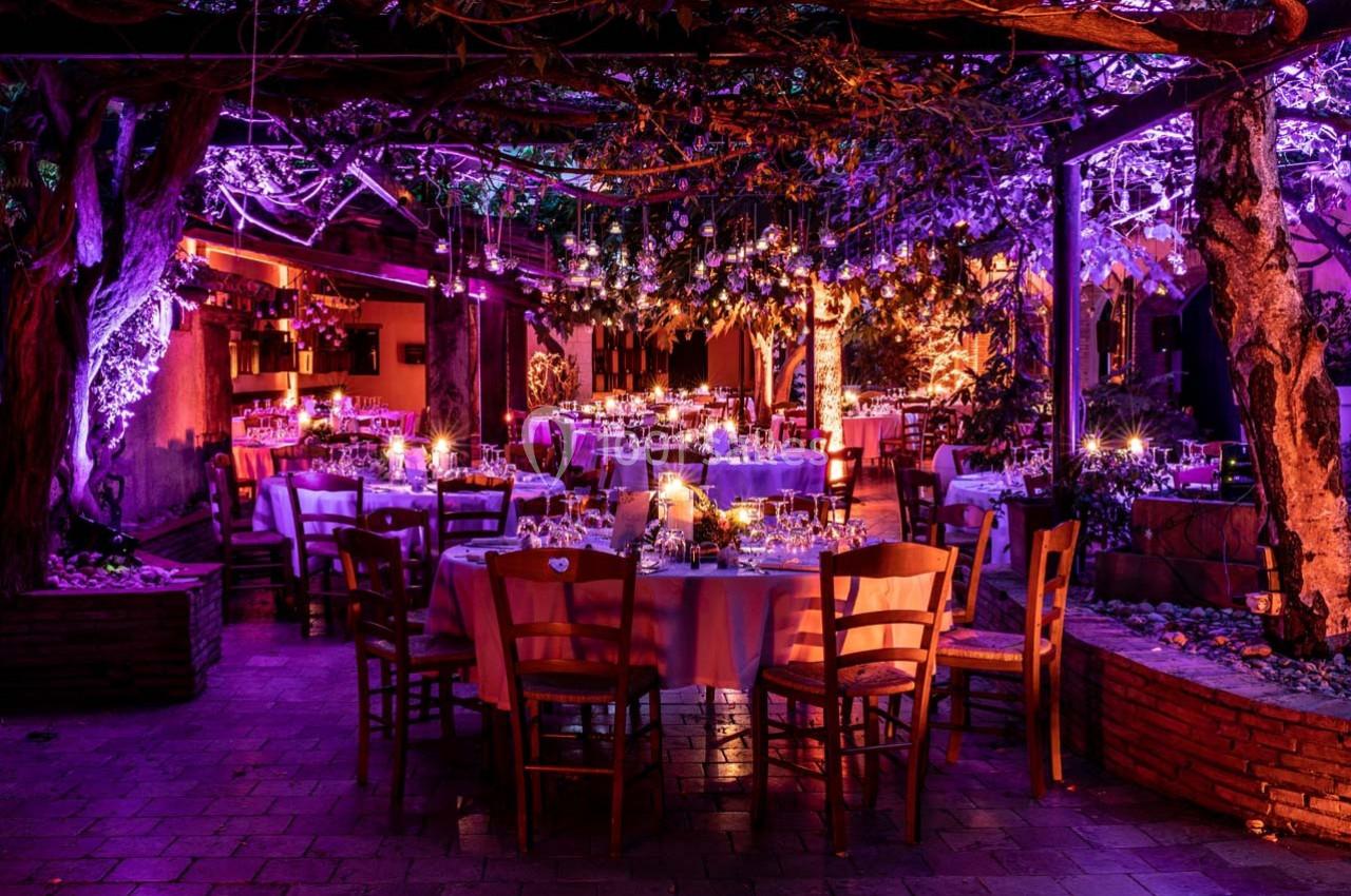 Location salle Gémenos (Bouches-du-Rhône) - Moulin de Gemenos #68 Salle de réception en extérieur décorée de guirlandes lumineuses et tables dressées pour un événement nocturne.