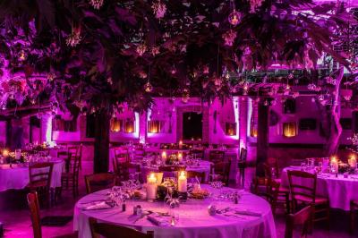 Miniature Location salle Gémenos (Bouches-du-Rhône) - Moulin de Gemenos #69 Salle de réception avec tables rondes dressées, nappes blanches, chaises en bois et décoration florale.