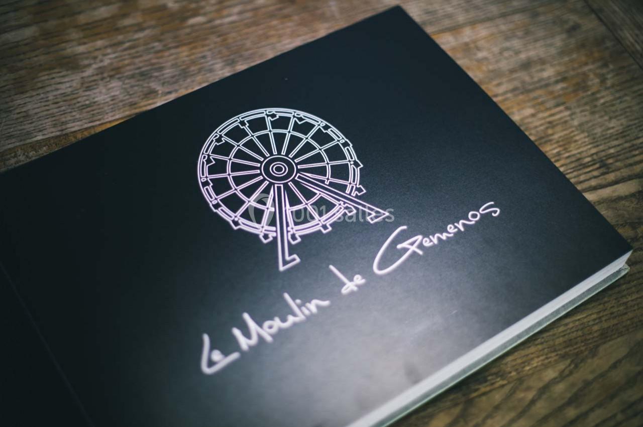 Location salle Gémenos (Bouches-du-Rhône) - Moulin de Gemenos #72 Illustration d'une roue de moulin stylisée avec l'inscription ’Le Moulin de Gemenos’ sur une couverture noire.