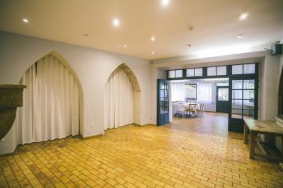 Miniature Location salle Gémenos (Bouches-du-Rhône) - Moulin de Gemenos #73 Salle de réception avec tables rondes dressées, nappes blanches, chaises en bois et décoration florale.